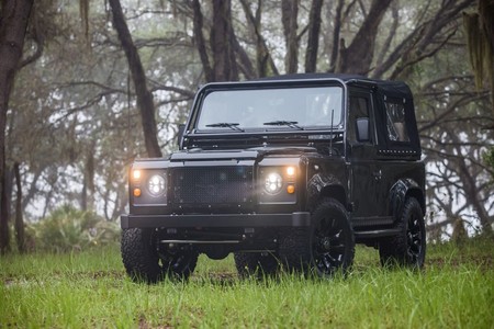 Un Land Rover Defender especial, que esconde un secreto: monta un motor Chevrolet V8 LS3