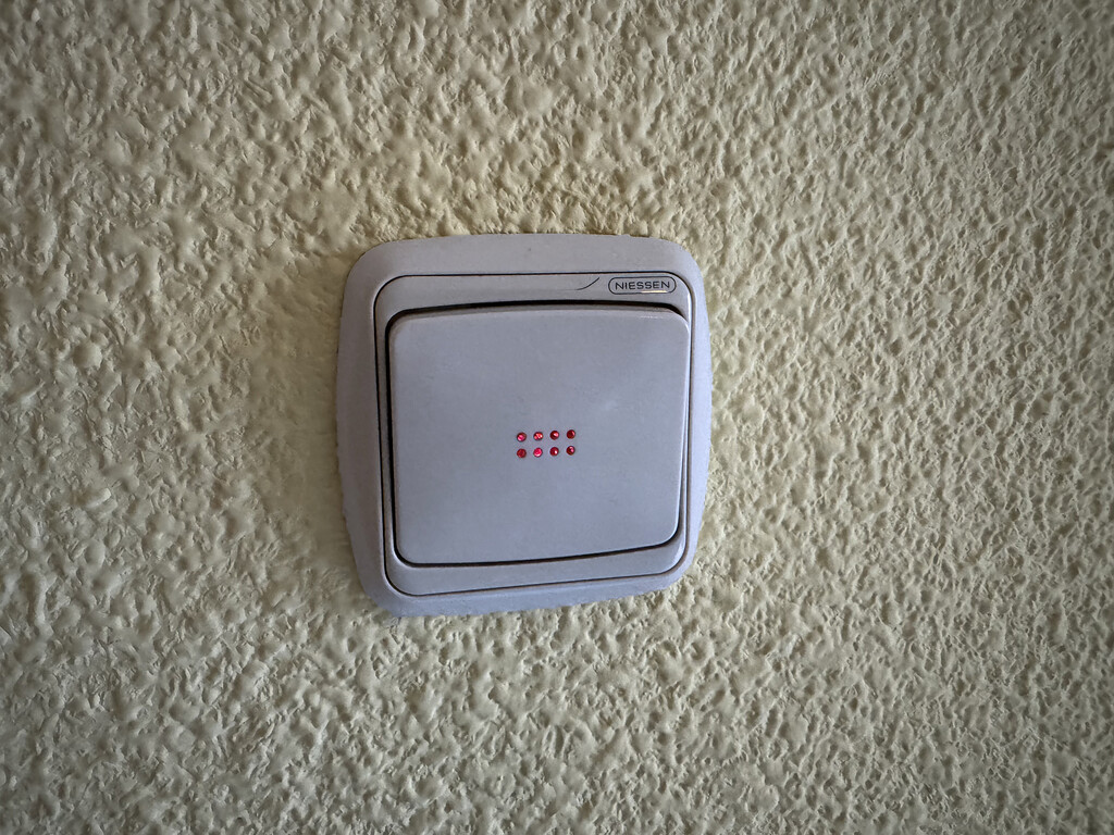 Los pulsadores de la luz en casa se habían puesto amarillos. Este es el truco que he usado para que vuelvan a estar blancos