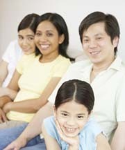 Las parejas birraciales invierten más tiempo y dinero en sus hijos