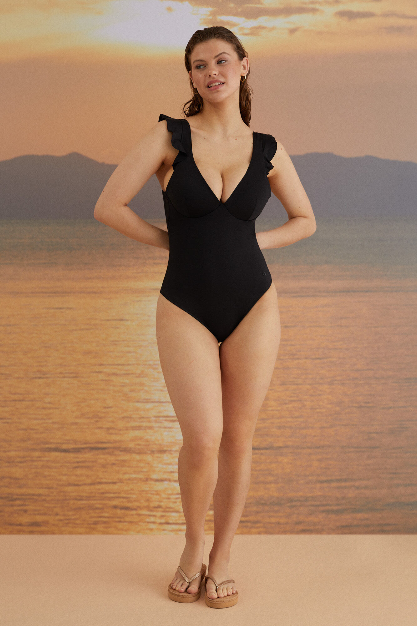 Bañador moldeador volantes negro