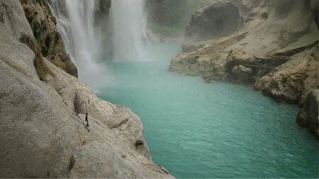 Descubre la laguna que cambia de color entre Puebla y Veracruz: un paraíso escondido que parece sacado de un cuento mágico