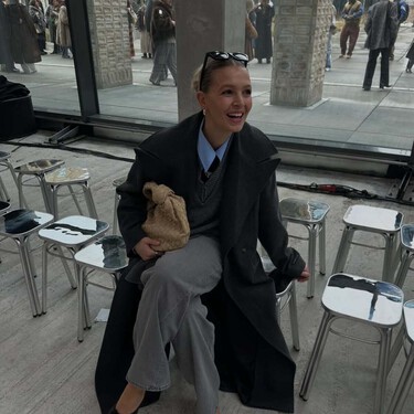 Las nuevas Converse de color plata que elevan tu look de diario y lo hacen brillar 