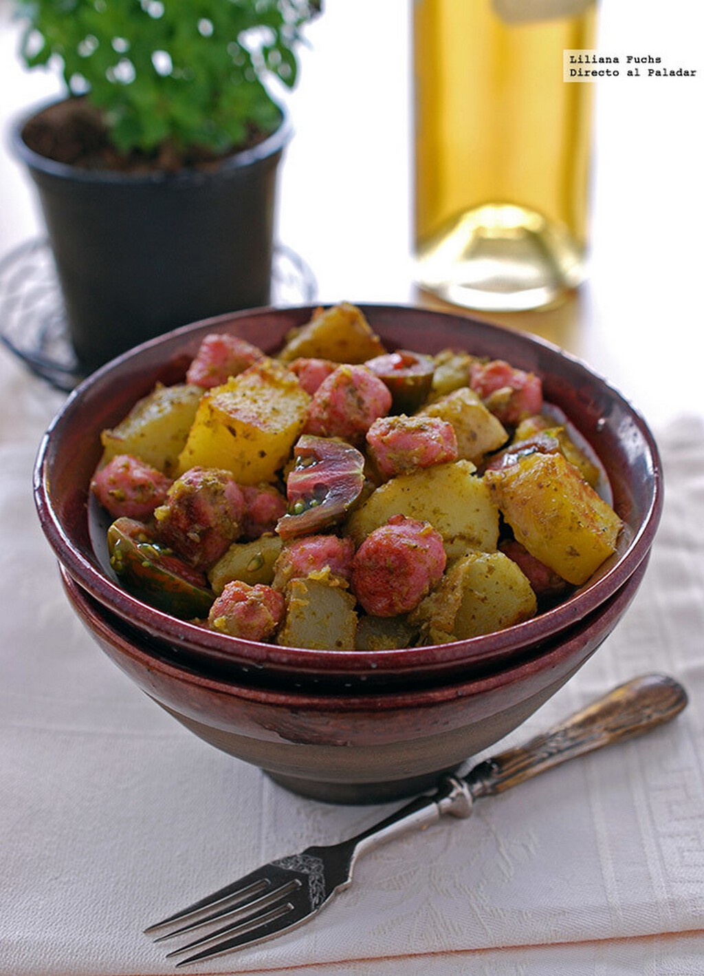 La receta de patatas fácil y económica que apetece repetir para cenar: con pesto y salchichas