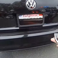 Usaba un control remoto para esconder las placas de su carro y librarse de peajes. Ahora se enfrenta a varias multas