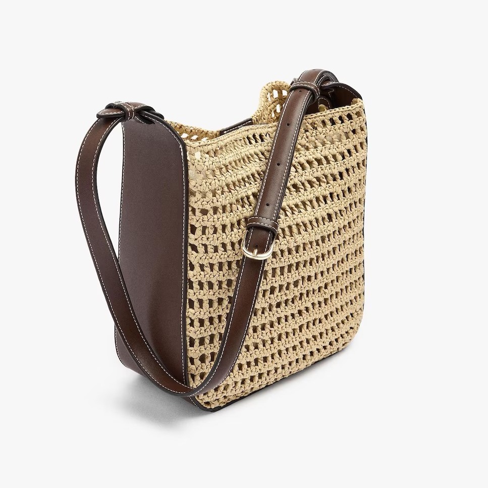 Bandolera con asa ajustable y cierre imantado estilo rafia de Parfois

