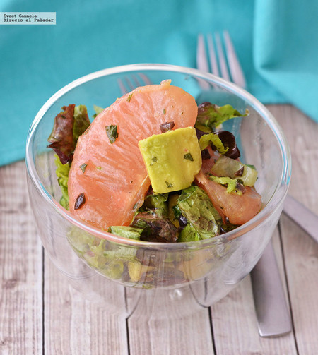 Ensalada de lechuga, aguacate y toronja con vinagreta de menta y aceitunas. Receta