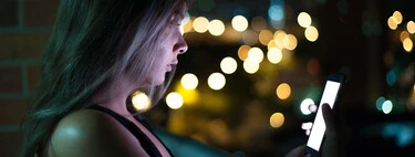 Si tu móvil navega más lento por la noche, el ahorro energético puede ser el culpable 