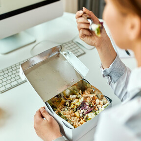 Discreta, funcional y cómoda: así es la bolsa térmica por poco más de 11 euros ideal para llevar comida a la oficina 