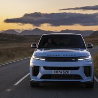 Probamos el Range Rover Sport SV Edition Two donde nadie se atrevería a meterlo: en el campo con las llantas de carbono de 23 pulgadas