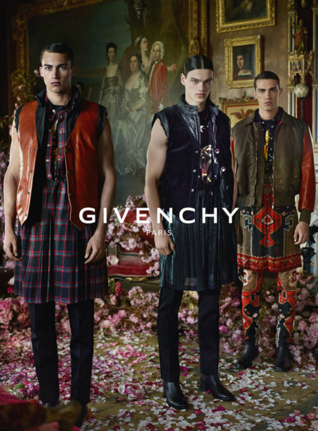 Campaña de Givenchy para el otoño-invierno 2015/2016: Víctor Cruz y opulencia entre pétalos