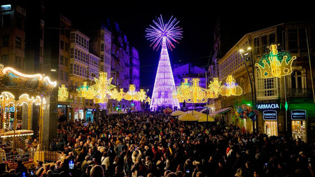 Con siete niños en un coche, dos en el maletero, por ver las luces de Navidad de Vigo
