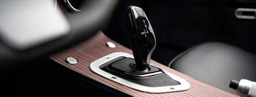 Si aparcas así tu coche automático puedes cargarte el cambio en dos días y es una avería carísima 