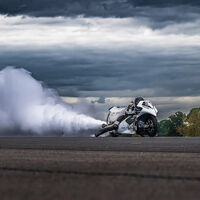 Un ingeniero jubilado ha creado una moto-cohete en su cobertizo durante 14 años. Ahora es la moto más rápida del mundo... y consume 600 vasos de agua en 2 segundos