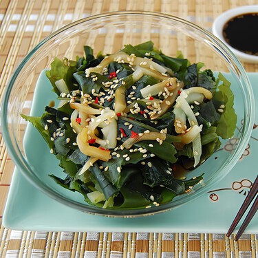 Receta de ensalada de alga wakame con sésamo, ligera y muy fácil