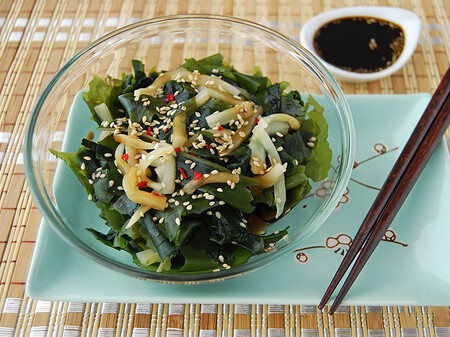 Receta de ensalada de alga wakame con sésamo, ligera y muy fácil