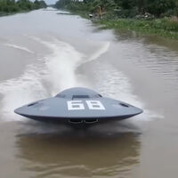 Hay un platillo volador navegando por un río en Vietnam. Lo construyó una persona en su casa con arena, fierro viejo y fibra de vidrio