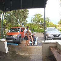 El increíble vídeo de una madre dando a luz a su bebé en el aparcamiento  de la clínica donde planeaba tener su parto