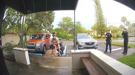 El increíble vídeo de una madre dando a luz a su bebé en el aparcamiento de la clínica donde planeaba tener su parto