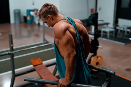 Tres errores que cometemos al realizar extensiones de tríceps (y todas las claves para hacerlo correctamente)