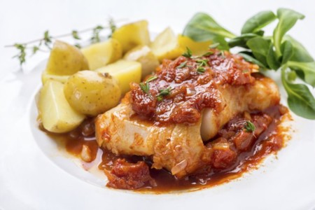 Cenas proteicas rápidas y fáciles: bacalao fresco con pisto (X)