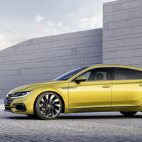 Así es el Volkswagen Arteon en movimiento, una impresionante berlina-coupé que te dejará con ganas de más