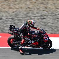 Marco Bezzecchi remonta para quitarle a Fermín Aldeguer su primera victoria al sprint en la última vuelta 