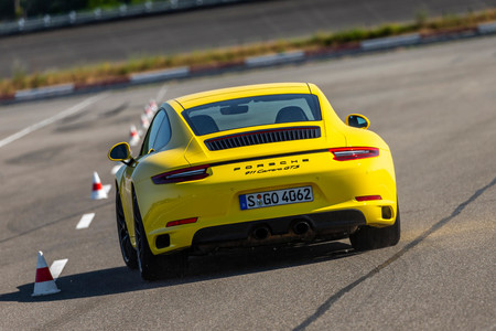 Porsche 911 GTS trasera slalom