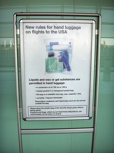 La Comisión Europea (CE) rebaja las exigencias del transporte de líquidos en aviones 