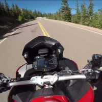 ¿Sabes qué se siente subiendo el Pikes Peak? Ponte los cascos y la pantalla completa