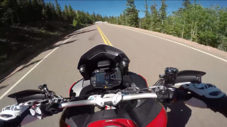 ¿Sabes qué se siente subiendo el Pikes Peak? Ponte los cascos y la pantalla completa
