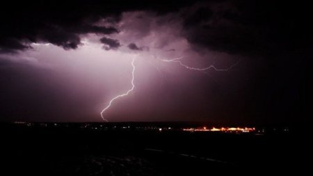 Segundos bisiestos y tormentas eléctricas nos muestran la fragilidad de Internet