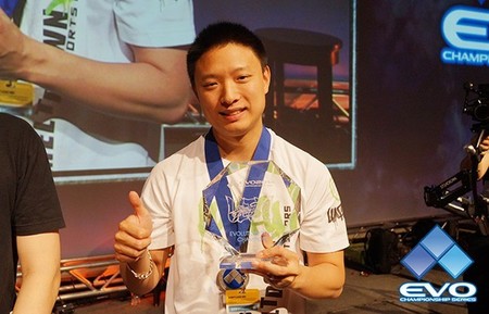 Luffy gana el torneo del Ultra Street Fighter IV en el EVO 2014... usando un pad de PSOne