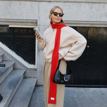 Jersey con pañuelo al cuello, el nuevo combo con toque parisino que arrasa este otoño-invierno