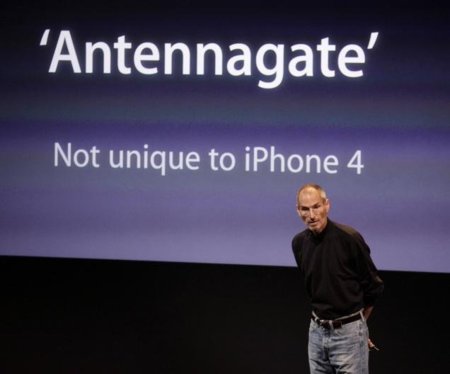 Apple devolverá 15 dólares o enviará un 'bumper' a los poseedores de un iPhone 4 en USA