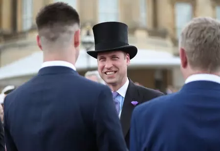 El Príncipe William se enfunda en chaqué y sombrero de copa para la fiesta en los jardines de Buckingham