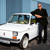 Tom Hanks sigue limpiando el garaje: subasta su Polski Fiat 126p por más de 76.000 euros