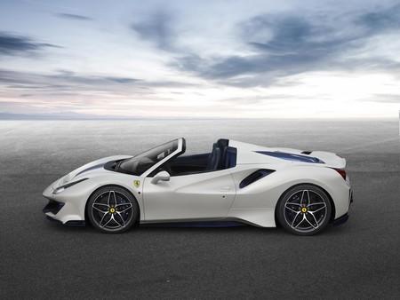 De 0 a 100 km/h en 2.8 segundos y al aire libre. Así va el Ferrari 488 Pista Spider