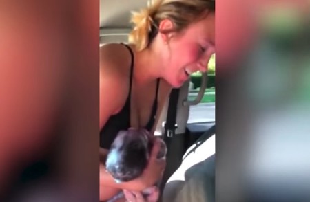 Impactante vídeo en el que una madre da a luz a su quinto bebé en el coche de camino al hospital