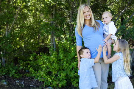 Madre con tres hijos