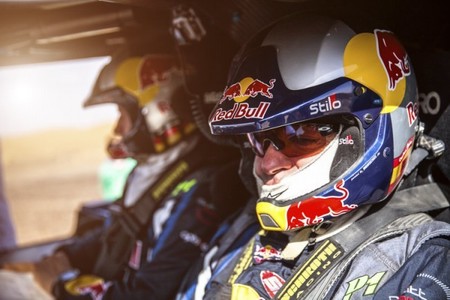 Carlos Sainz y Nasser Al-Attiyah penalizados con una hora