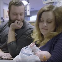 Una mujer da a luz un bebé tras recibir un trasplante de útero de una mujer fallecida