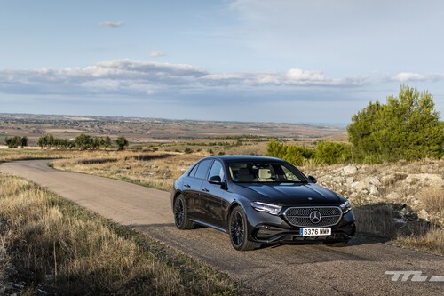 Probamos el Mercedes-Benz E 300 e: un coche de gasolina grande, cómodo y lujoso con muy buena autonomía eléctrica 