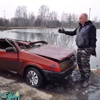 Hay coches rusos que arrancan después de seis meses bajo el agua, y Vlad te lo demuestra en este vídeo