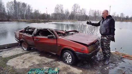 Hay coches rusos que arrancan después de seis meses bajo el agua, y Vlad te lo demuestra en este vídeo