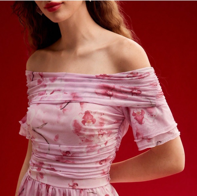 MOTF PREMIUM Vestido fluido con estampado floral y hombros descubiertos