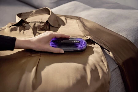 Eliminar olores de la ropa, sin tener que lavarla, es posible gracias a este higienizador de Bosch