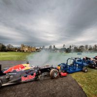 Daniel Ricciardo y el Red Bull RB8 vs un equipo de rugby ¿quién empuja más fuerte?