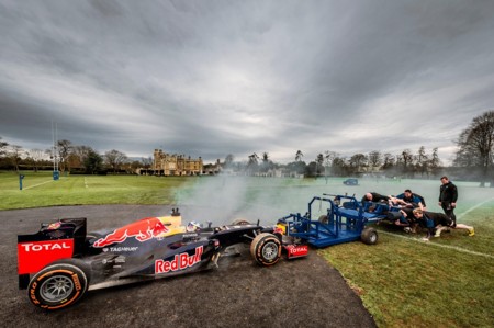 Daniel Ricciardo y el Red Bull RB8 vs un equipo de rugby ¿quién empuja más fuerte?