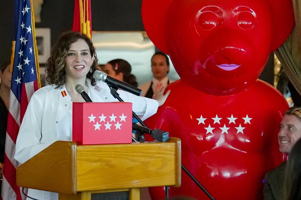 En 2022, Madrid regaló una gigantesca osa roja a Miami como símbolo de su hermanamiento: terminó en un restaurante 