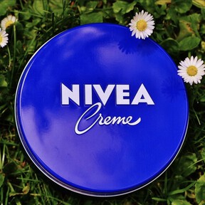 Los farmacéuticos coinciden: "La crema Nivea de lata azul actúa como un escudo protector evitando que perdamos hidratación, pero no tiene ningún efecto antiedad" 